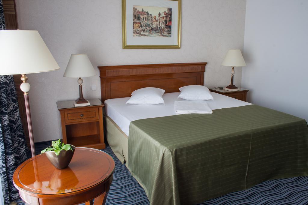 Hotel Oltenia ไกรโอวา ภายนอก รูปภาพ