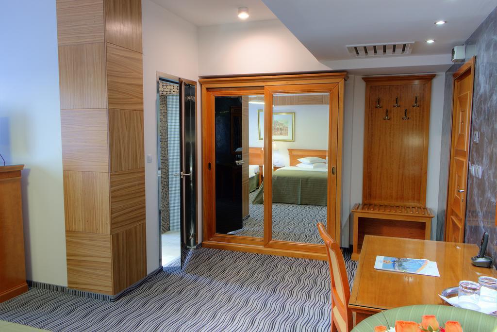 Hotel Oltenia ไกรโอวา ภายนอก รูปภาพ