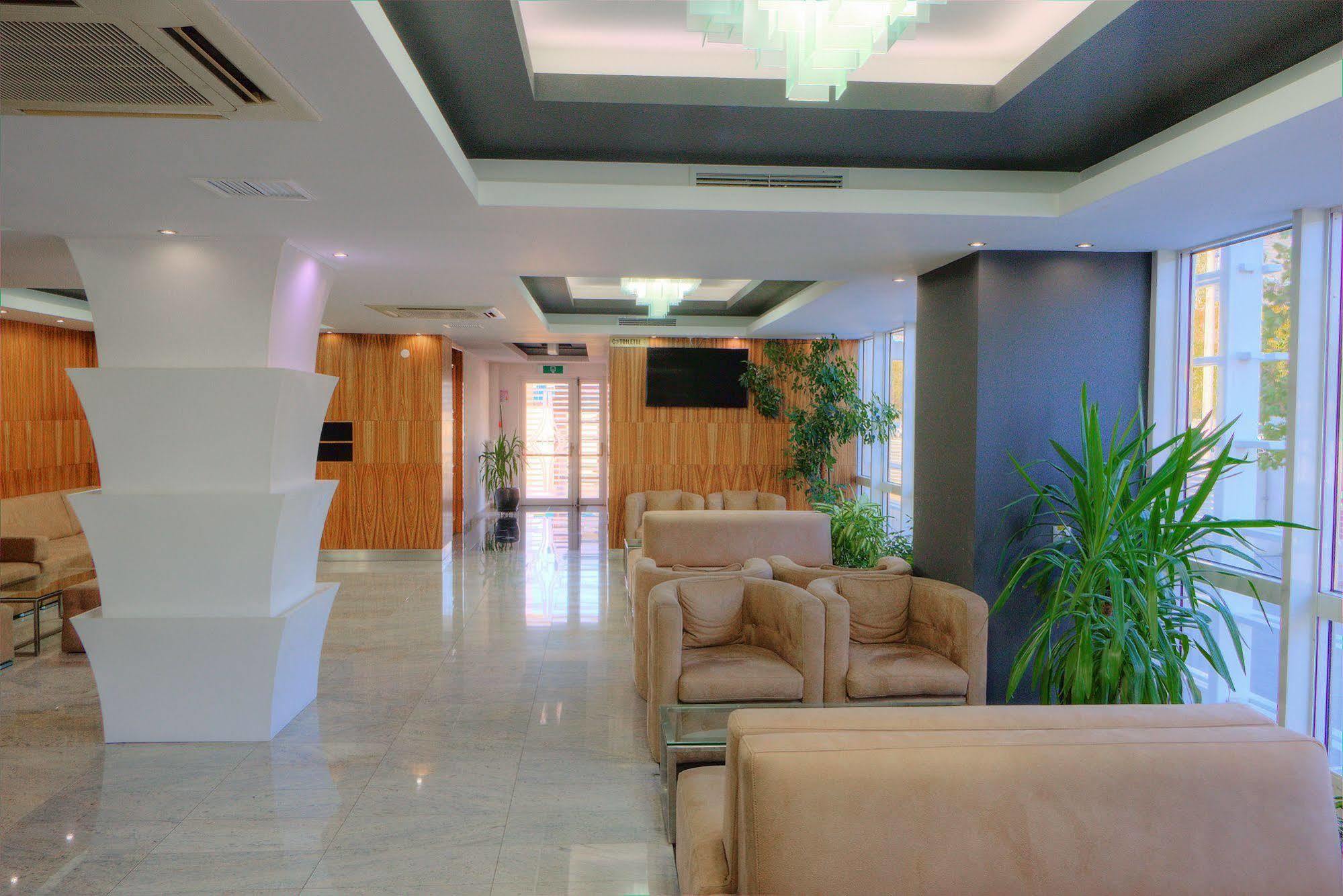 Hotel Oltenia ไกรโอวา ภายนอก รูปภาพ